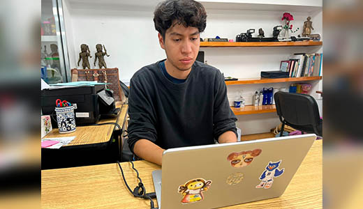 Estudiante desarrollando videojuego